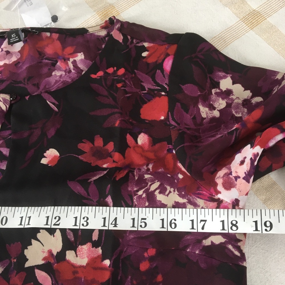 NWT XS ROZ & ALI PEEK-A-BOO FRONT PINK BLACK & PURPLE FLORAL BELL SLEEVED TOP - Picture 6 of 13